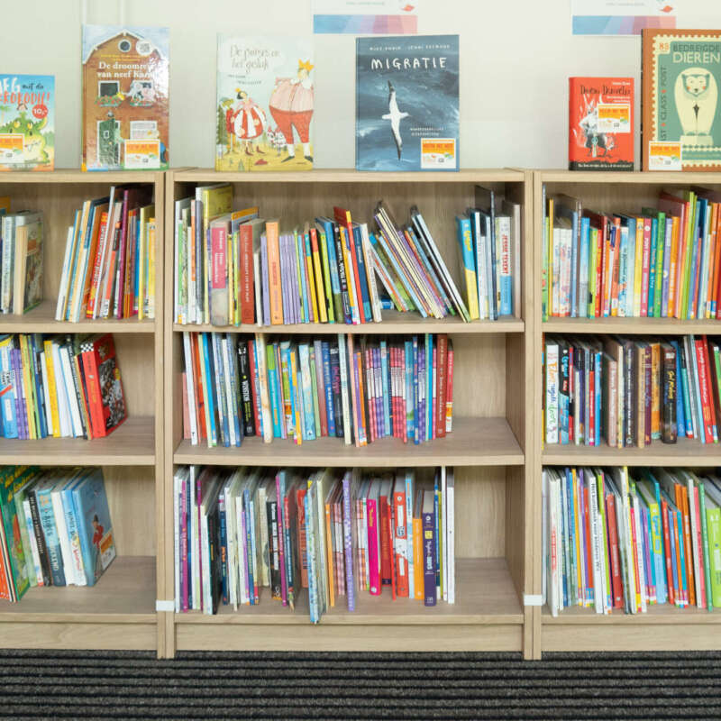 Boekenkast vol kinderboeken in de schoolbibliotheek van De Regenboog
